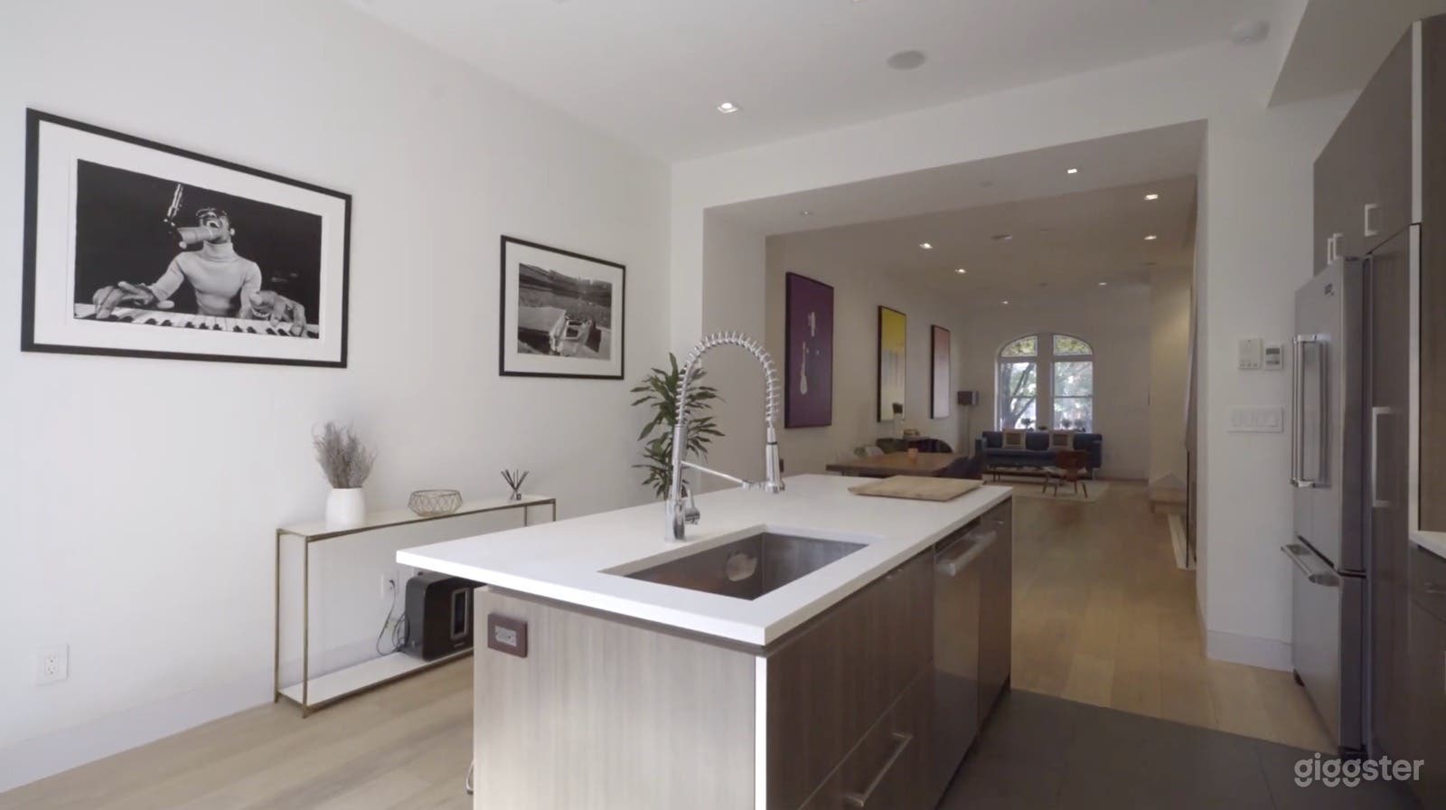 Upscale, Multi-Floor Modern Manhattan Townhome Photo 4