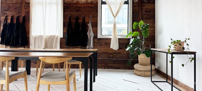  Minimalist Studio with Mid-Century Charm 