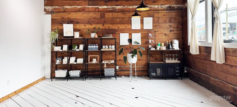  Minimalist Studio with Mid-Century Charm 