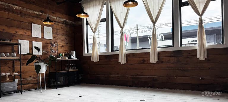  Minimalist Studio with Mid-Century Charm 