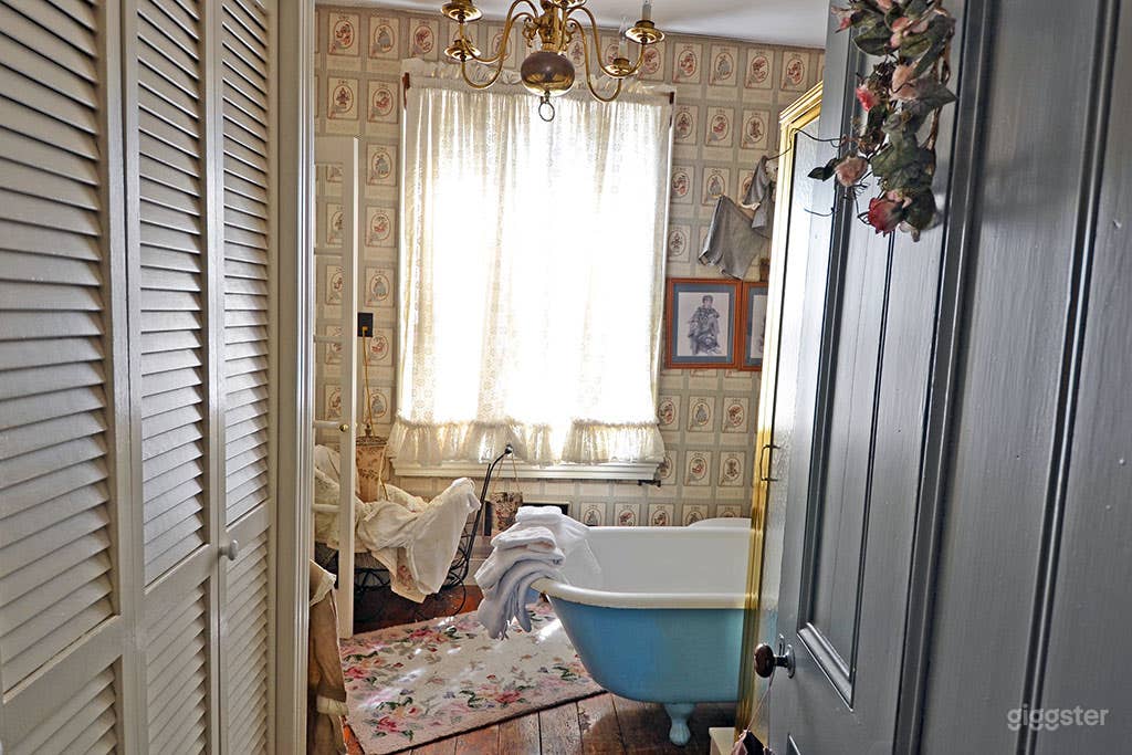 Warm and Spacious Room Photo 3