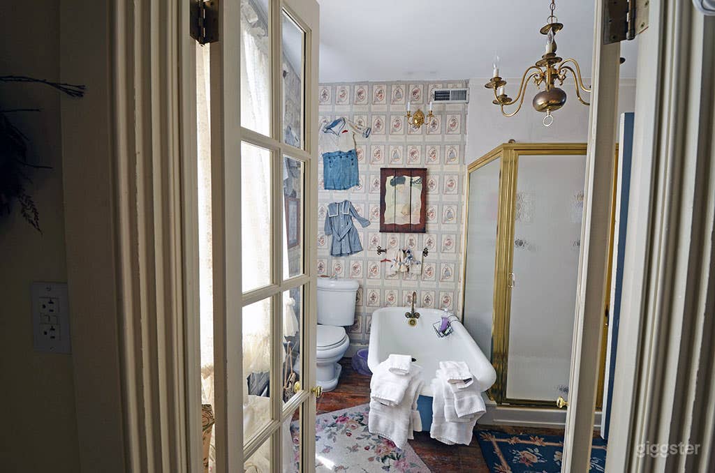 Warm and Spacious Room Photo 2