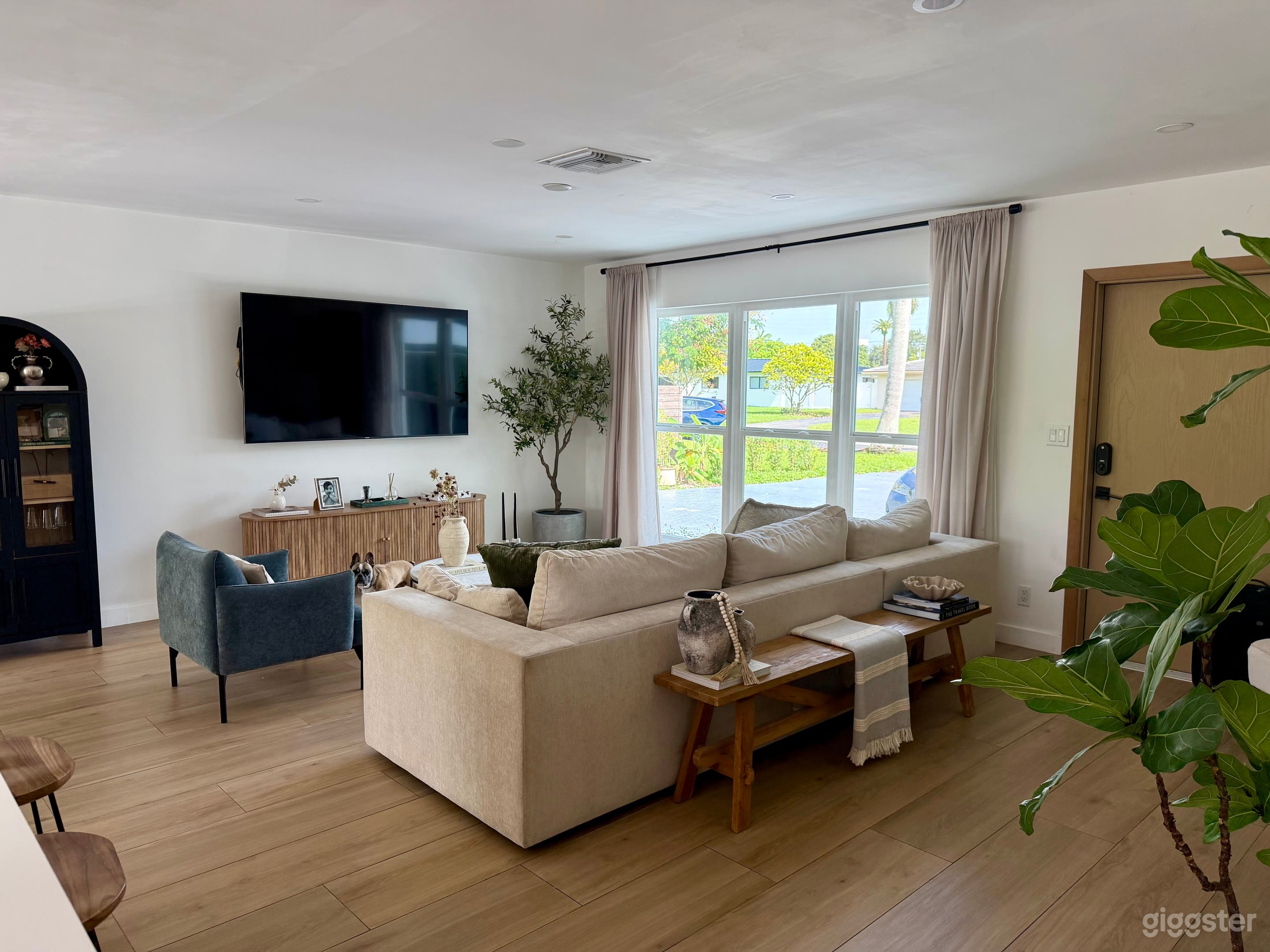 Modern Mediterranean Hollywood Home Photo 3