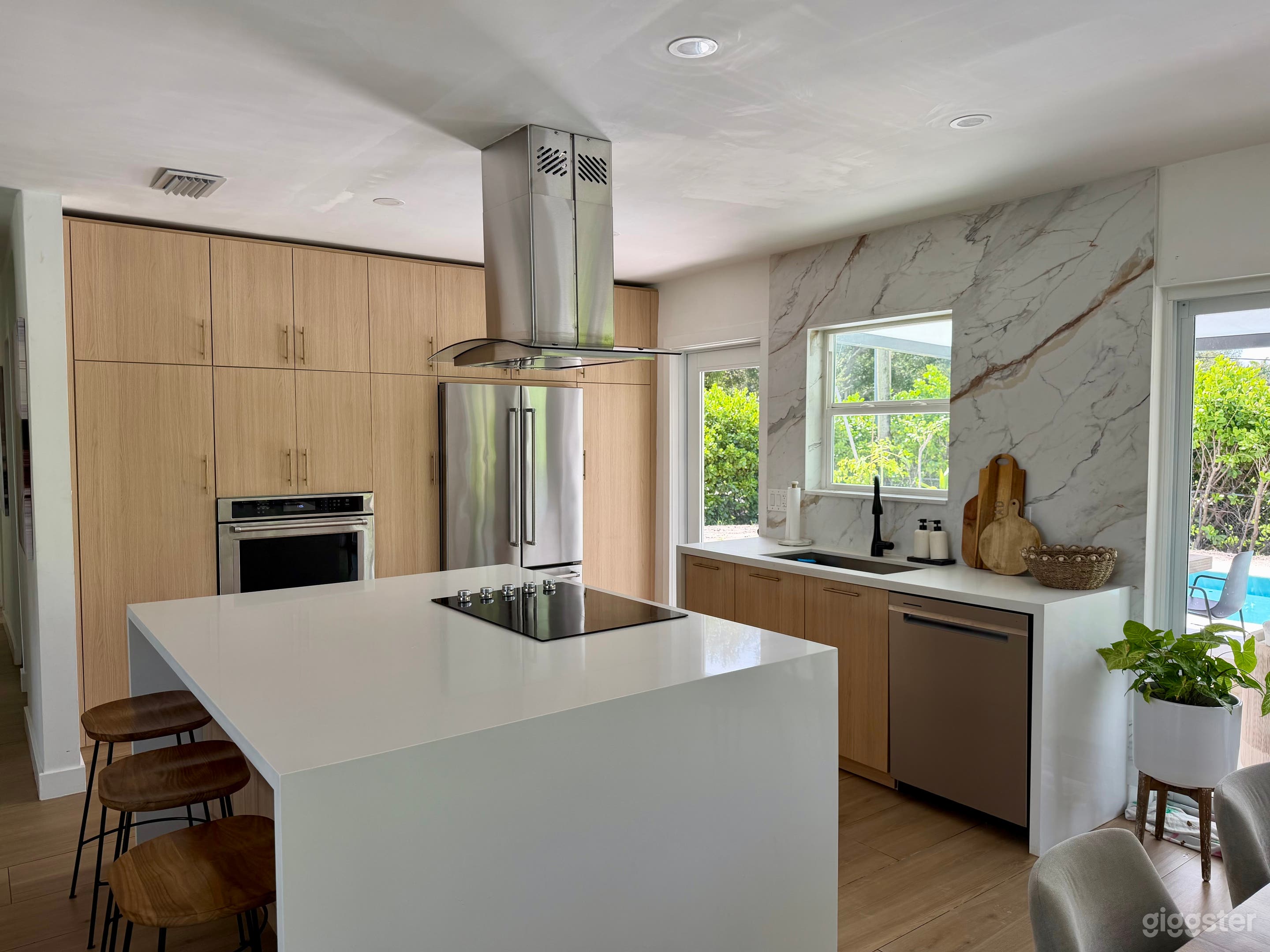 Modern Mediterranean Hollywood Home Photo 4