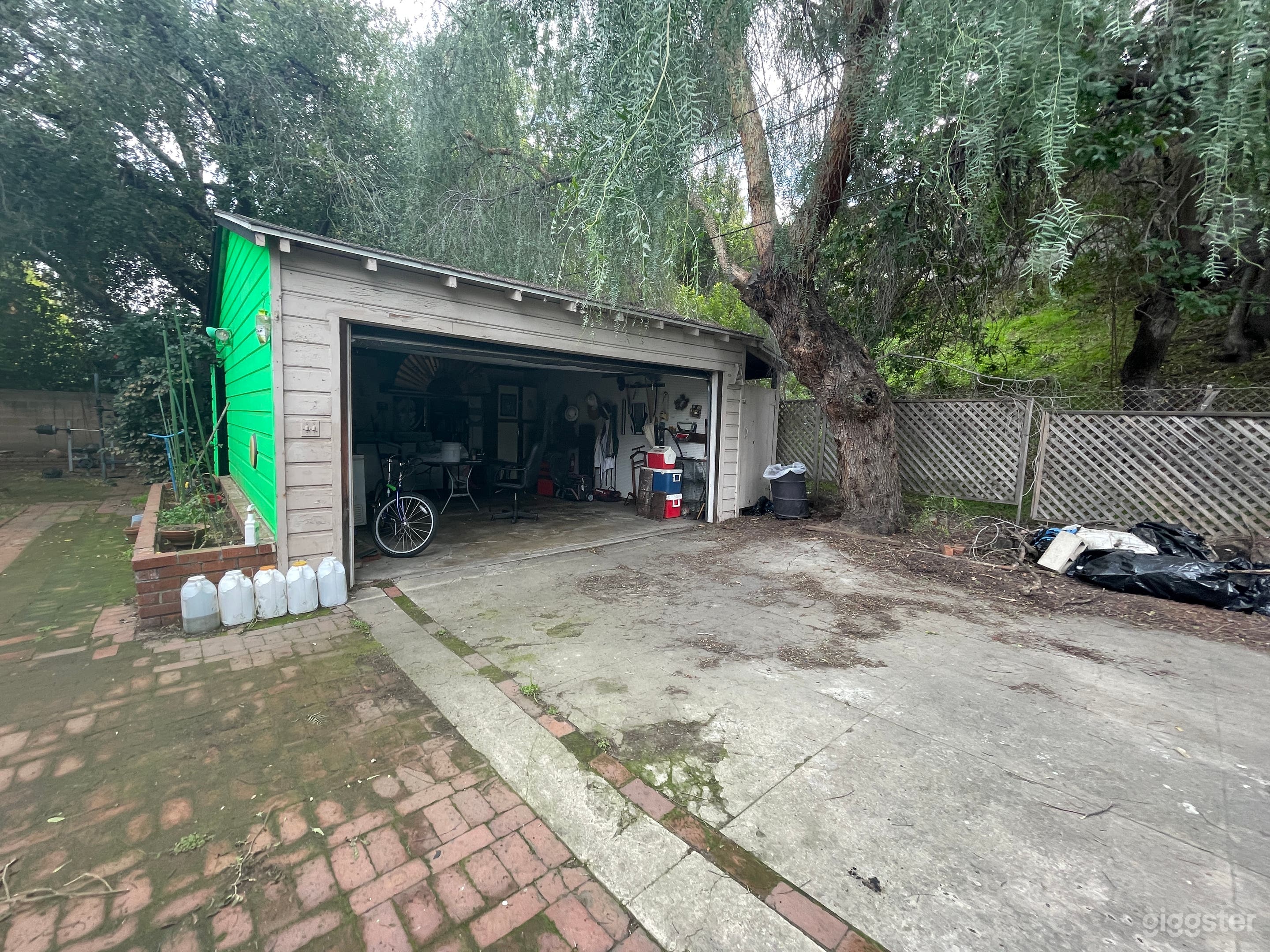 Colorful Residential Garden Home Photo 3