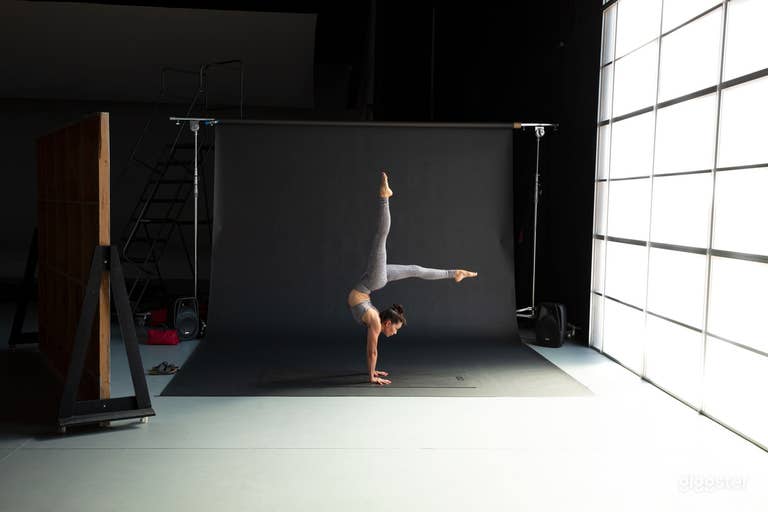  Shown with optional window insert. 