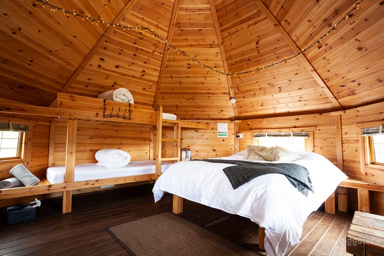 Log cabin interior 