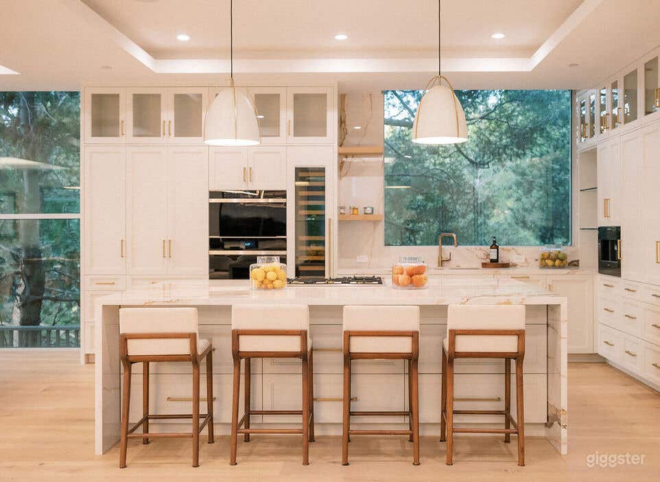 Contemporary farmhouse nestled and privatized lot Photo 3