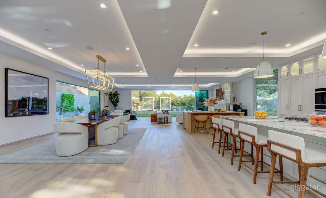 Contemporary farmhouse nestled and privatized lot Photo 2