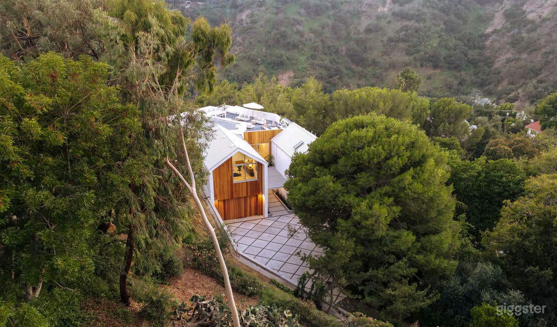 Contemporary farmhouse nestled and privatized lot Photo 1