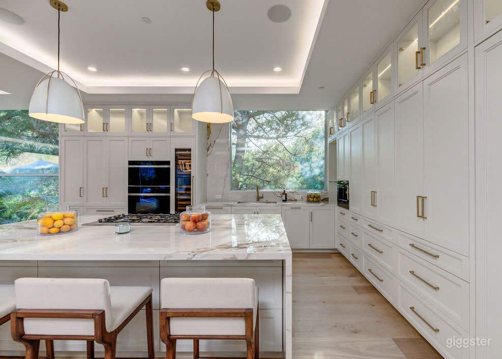 Contemporary farmhouse nestled and privatized lot Photo 4