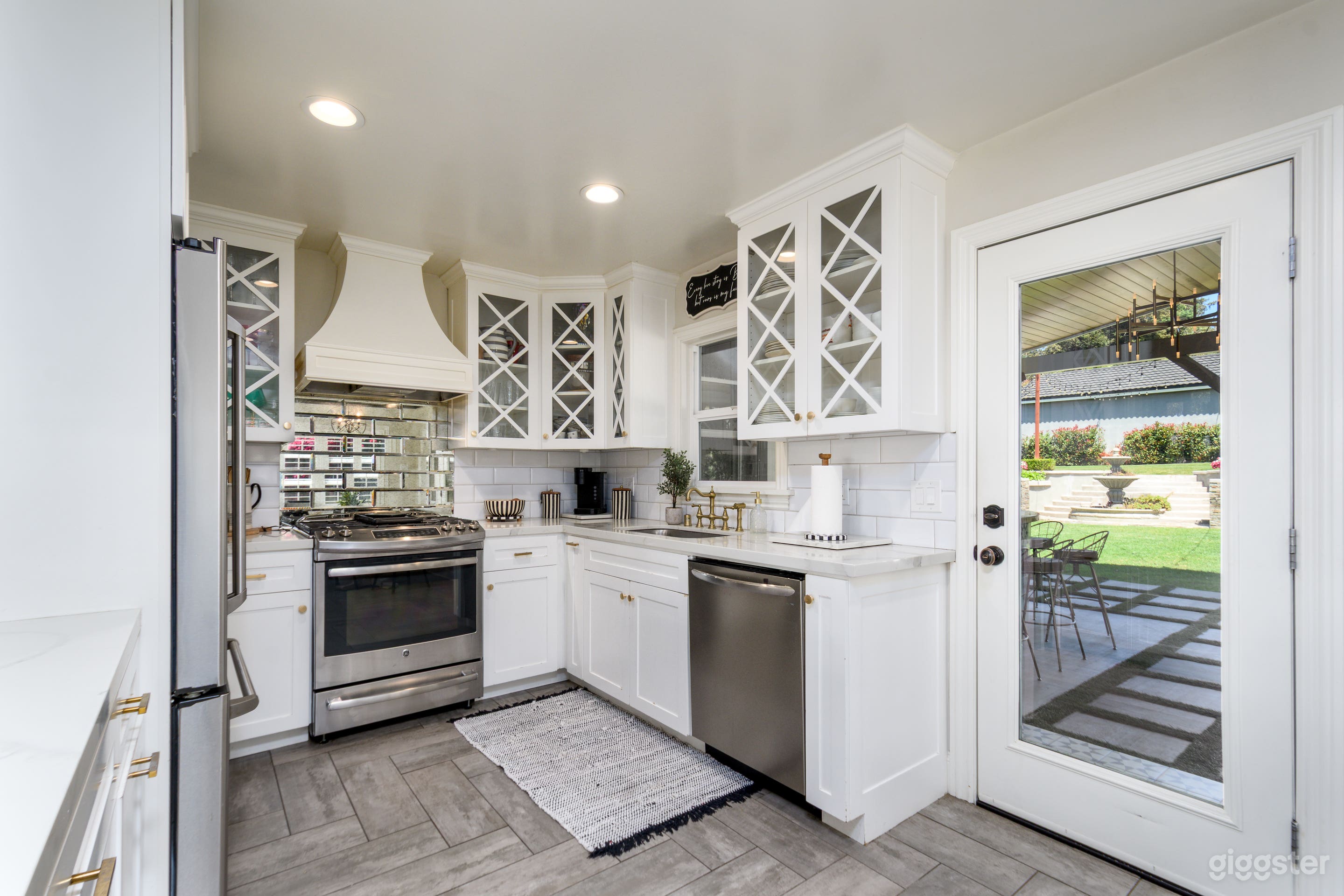 Spacious Modern Farmhouse with Natural Light & Film-Friendly Photo 4