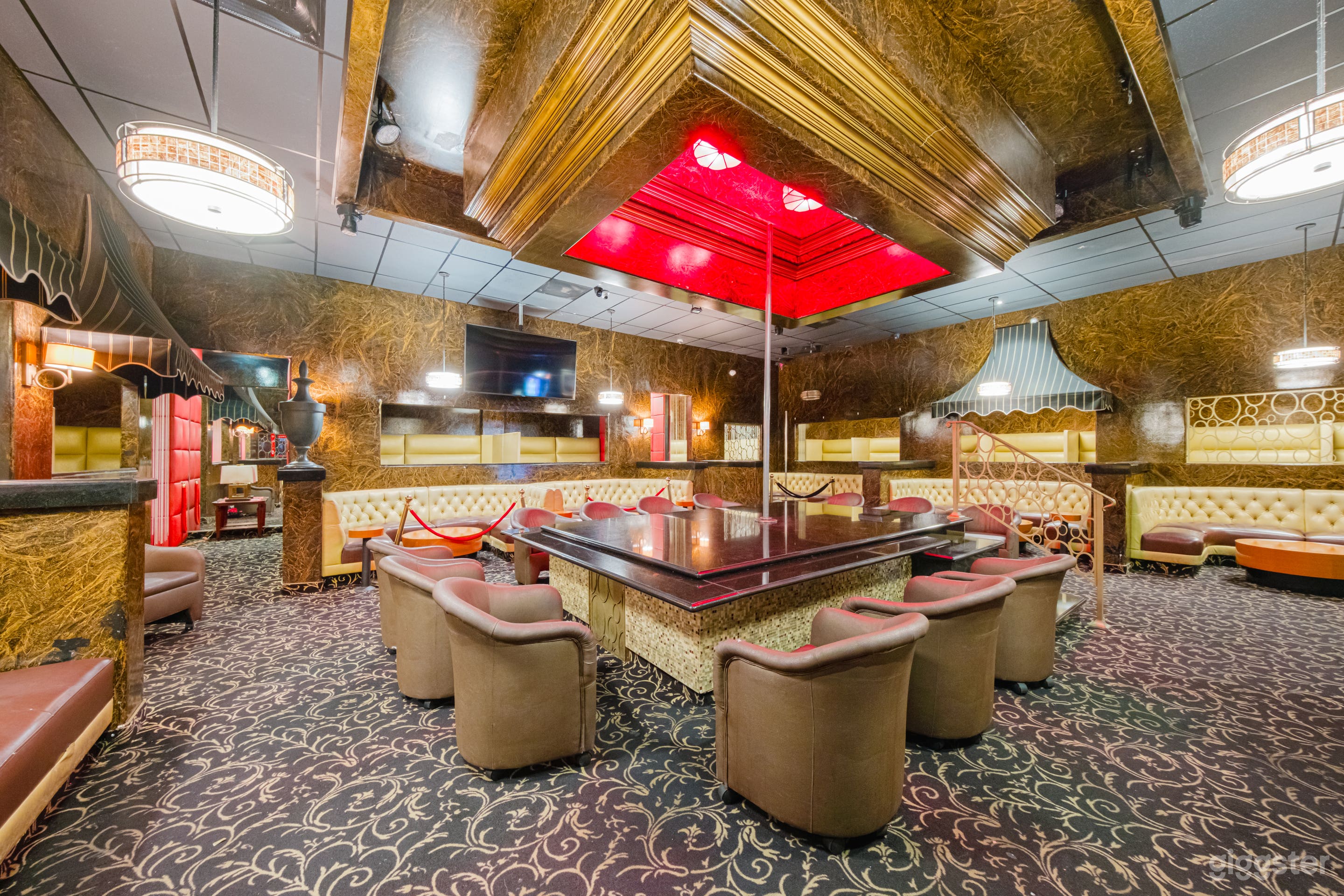 LUXURIOUS HIDEAWAY AT THE GOLDEN ROOM Photo 2