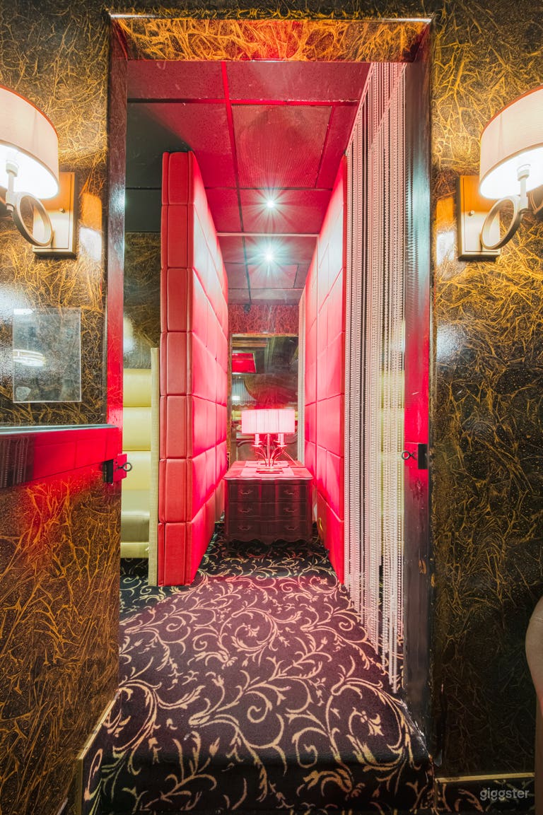  LUXURIOUS HIDEAWAY AT THE GOLDEN ROOM 