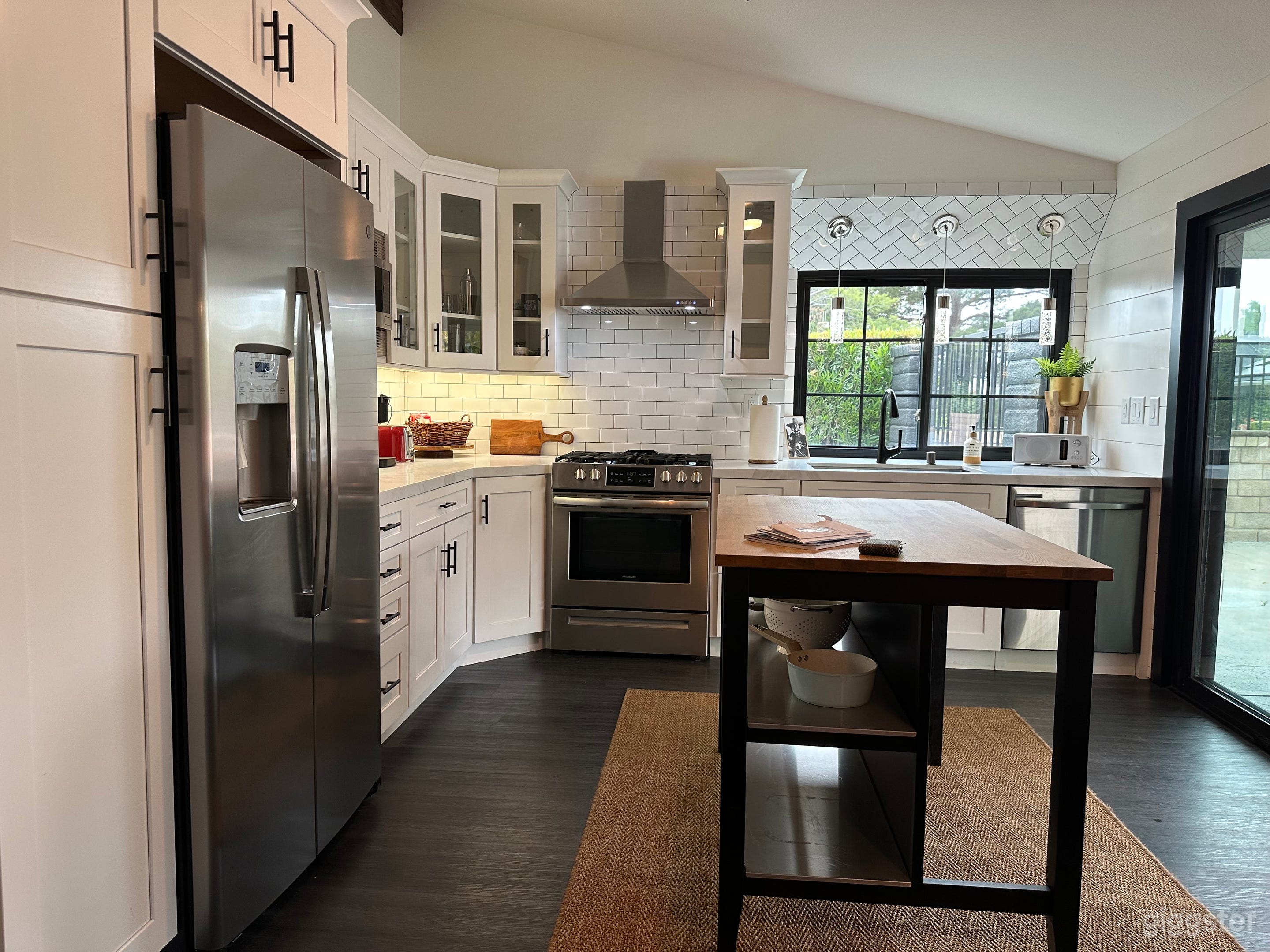 Rustic Mid-Century Modern Retreat Photo 3