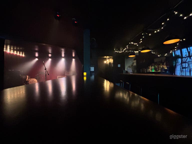  Visually Stunning Venue with Bar & Stage 