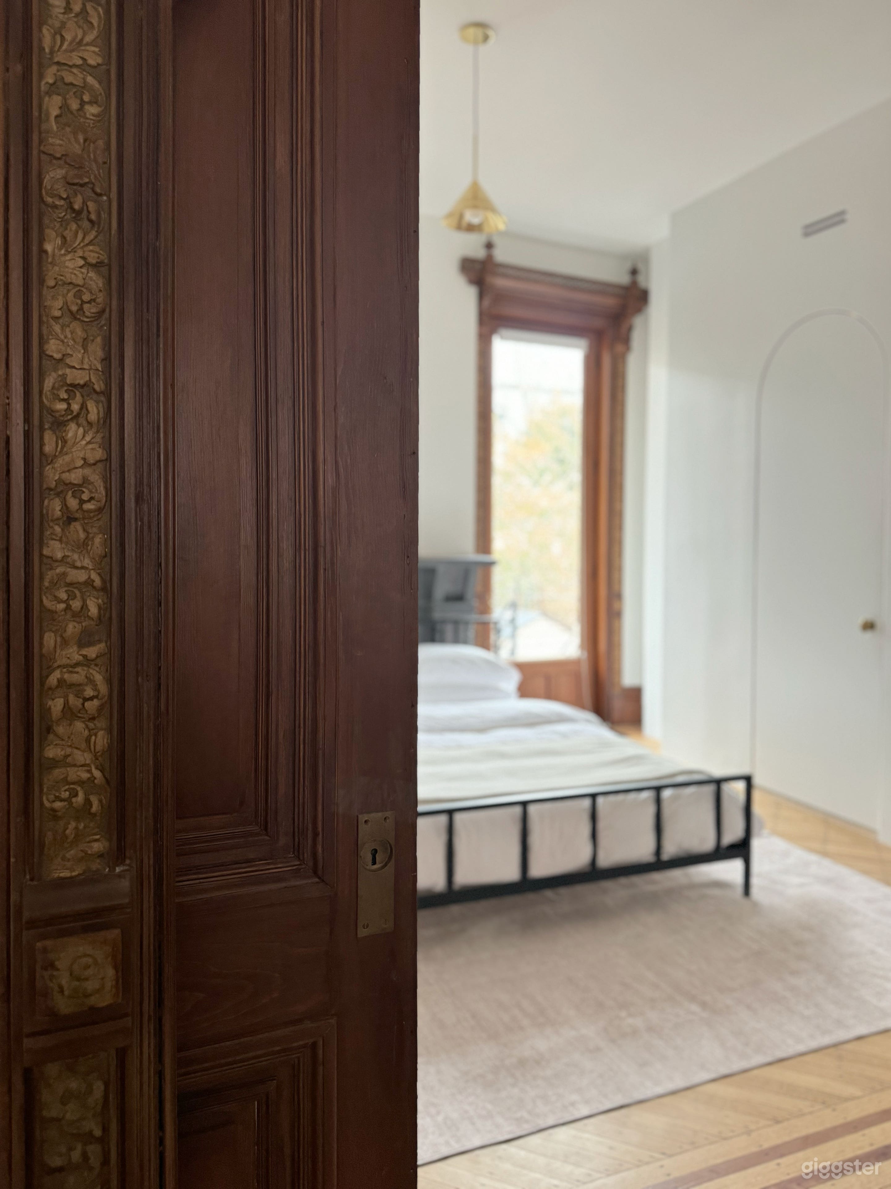 Parlor apartment in classic brownstone Photo 3