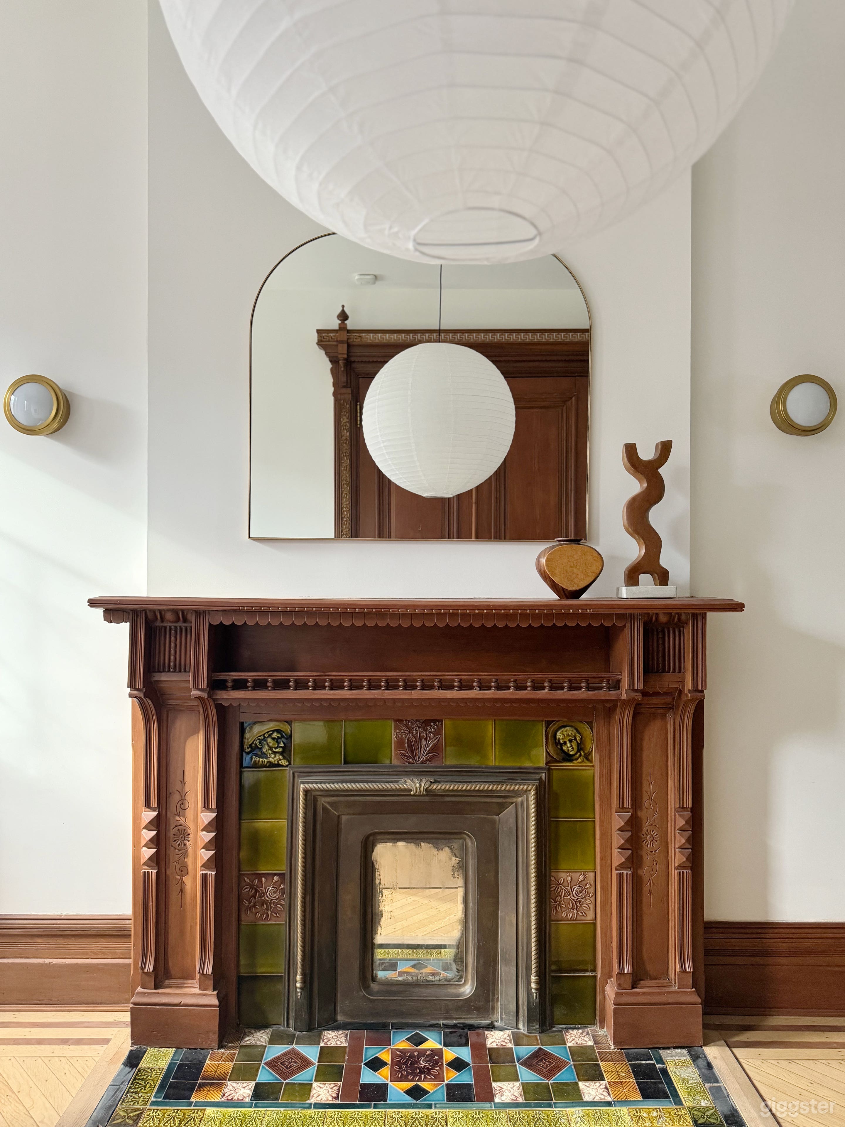 Parlor apartment in classic brownstone Photo 1