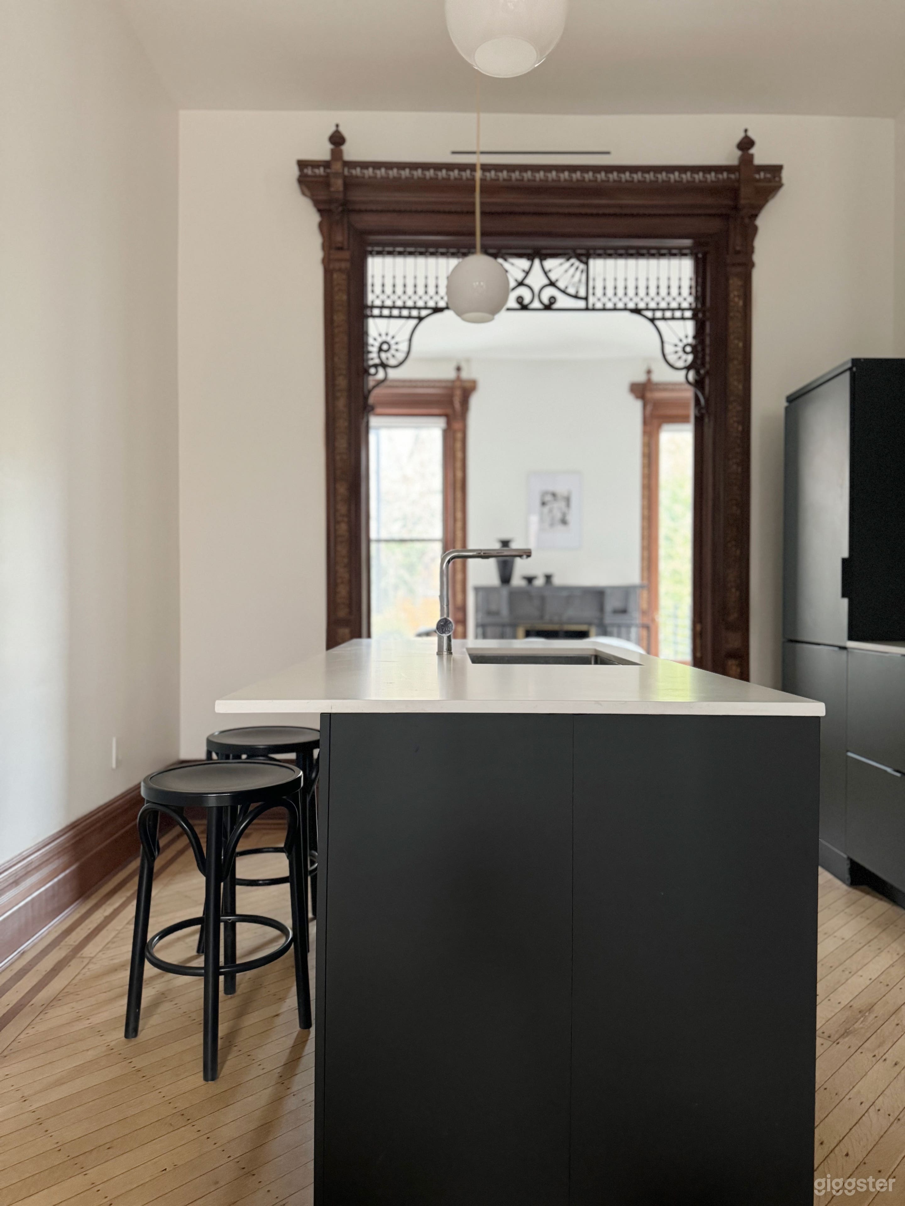 Parlor apartment in classic brownstone Photo 2