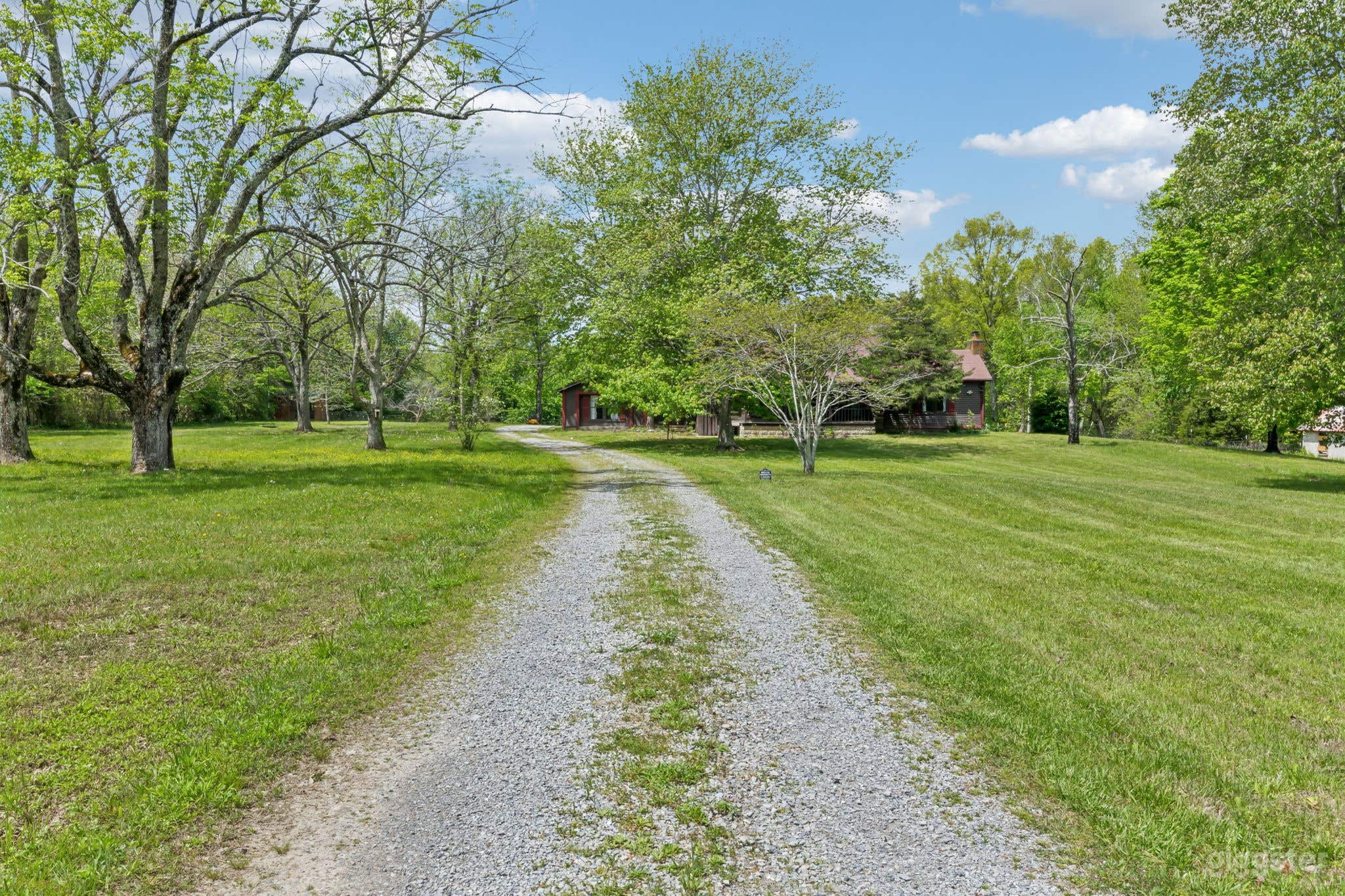 Historical Log House (Cabin) on 8 acres with pond Photo 2