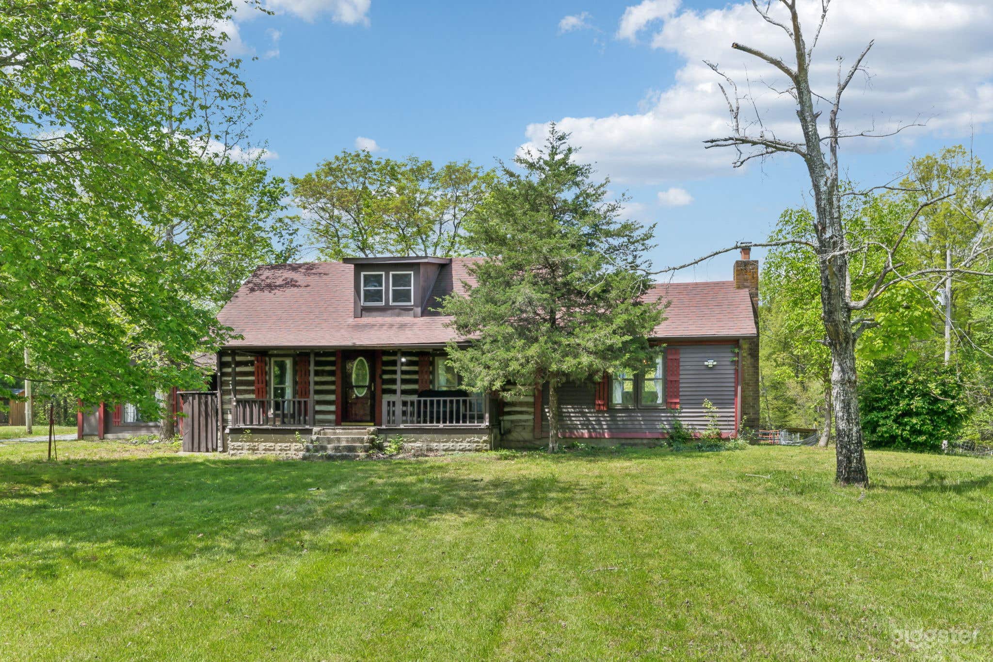 Historical Log House (Cabin) on 8 acres with pond Photo 1