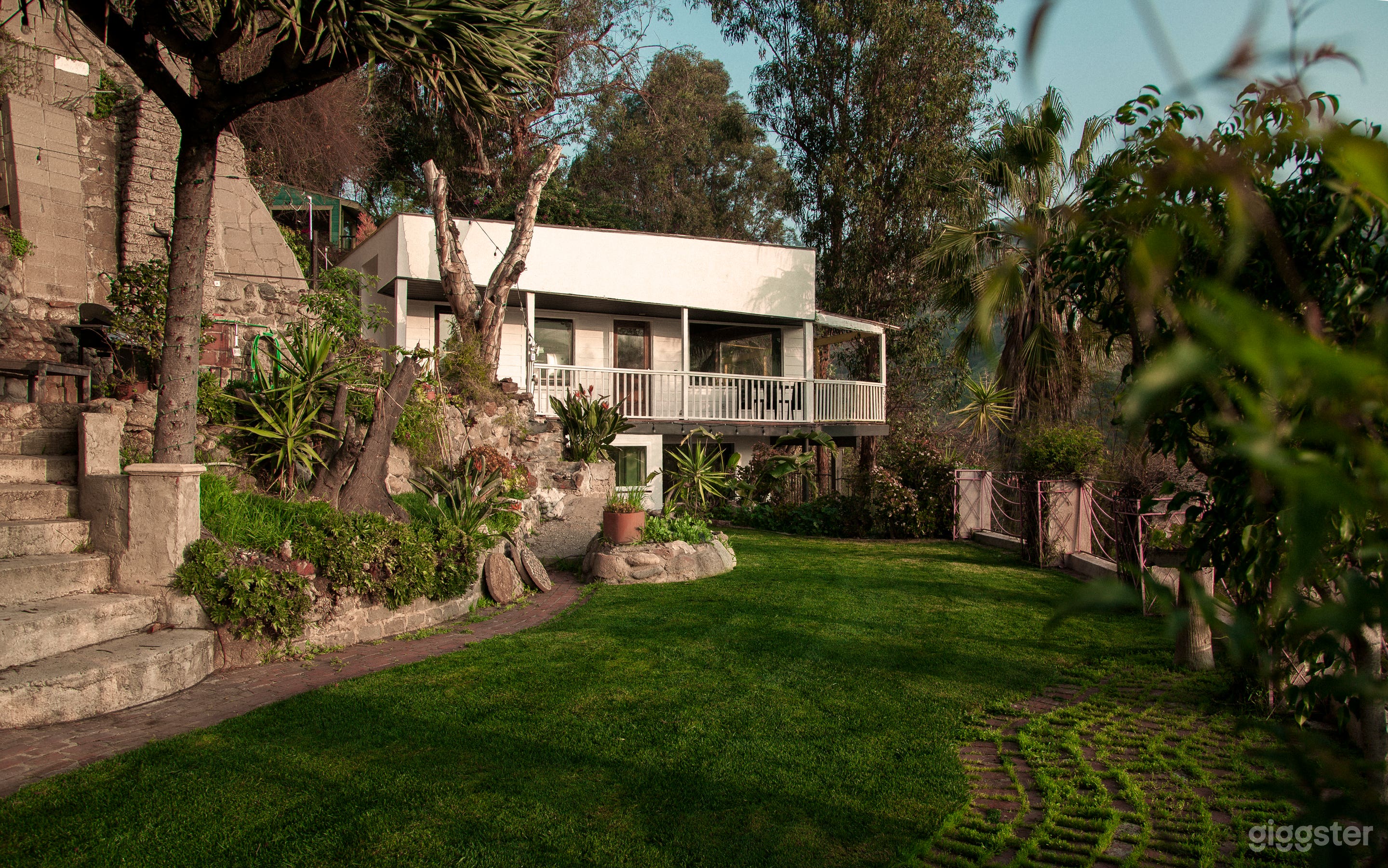 Super unique home in the Hollywood Hills! VIEWS!!! Photo 3