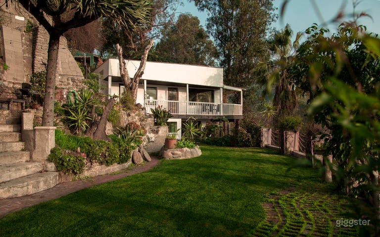  Super unique home in the Hollywood Hills! VIEWS!!! 