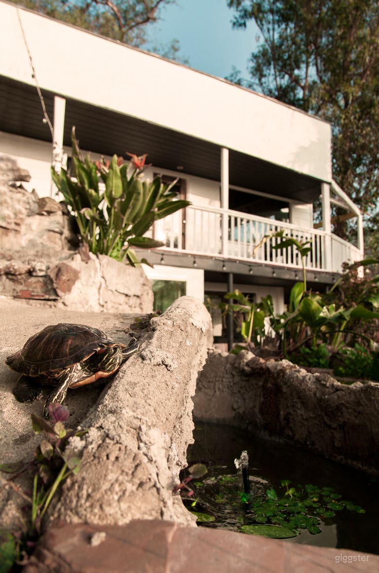  Super unique home in the Hollywood Hills! VIEWS!!! 