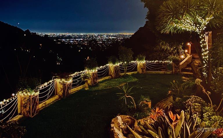  Super unique home in the Hollywood Hills! VIEWS!!! 