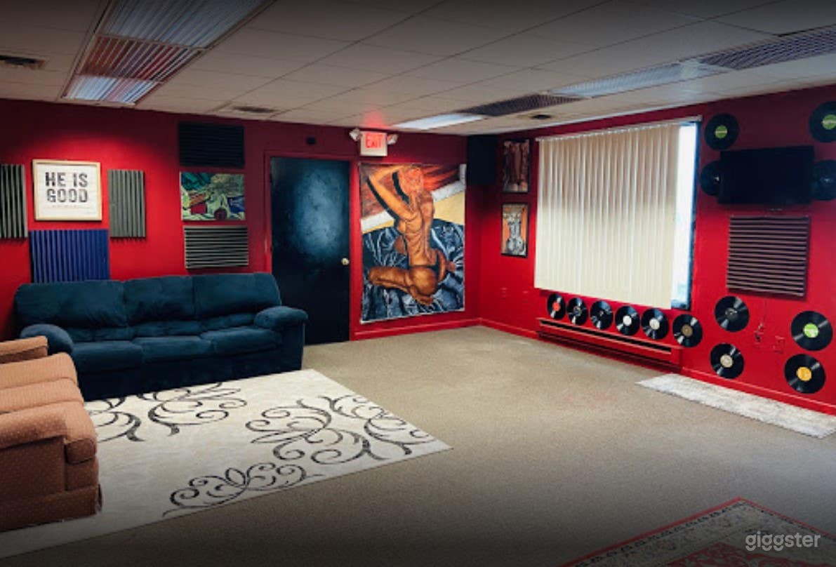 Warm and Cozy Studio in Bethlehem (Full Buyout) Photo 2