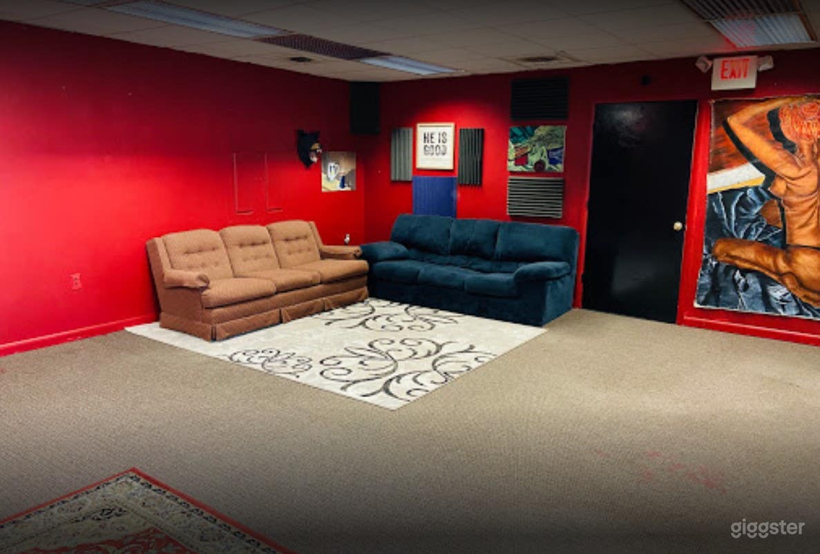 Warm and Cozy Studio in Bethlehem (Full Buyout) Photo 3