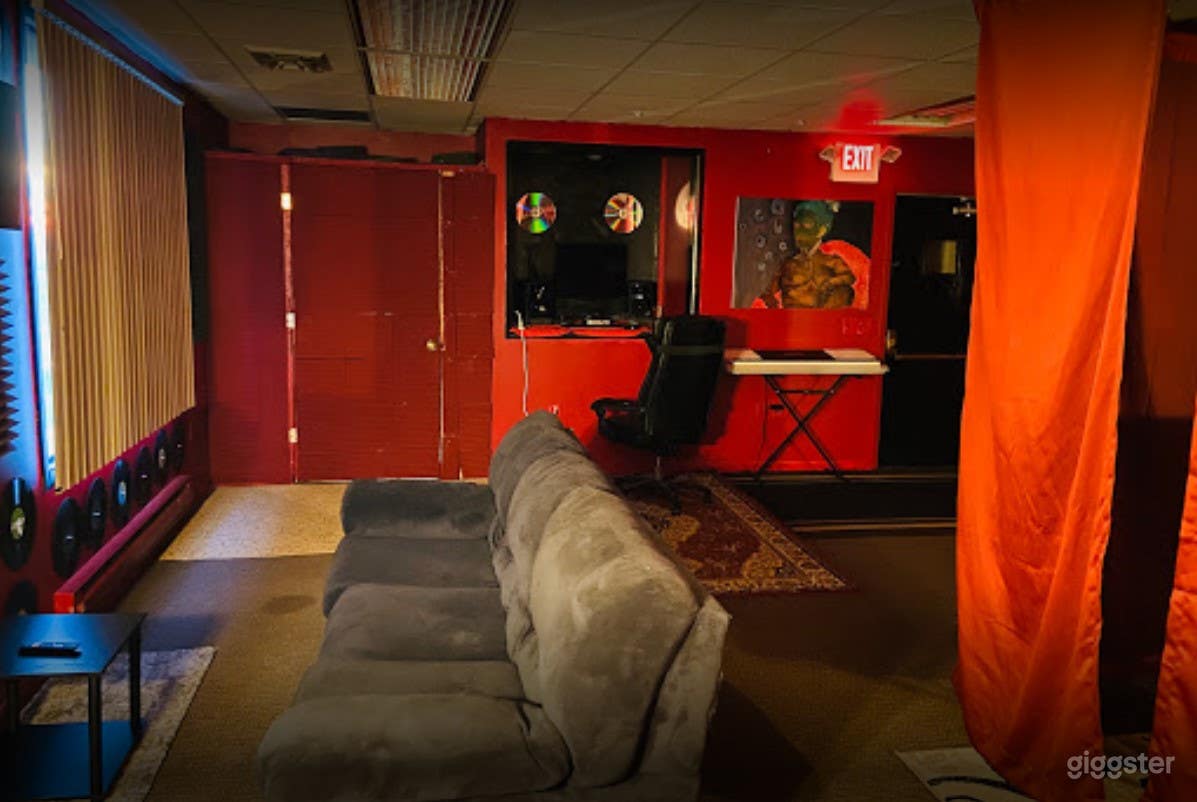 Warm and Cozy Studio in Bethlehem (Full Buyout) Photo 4