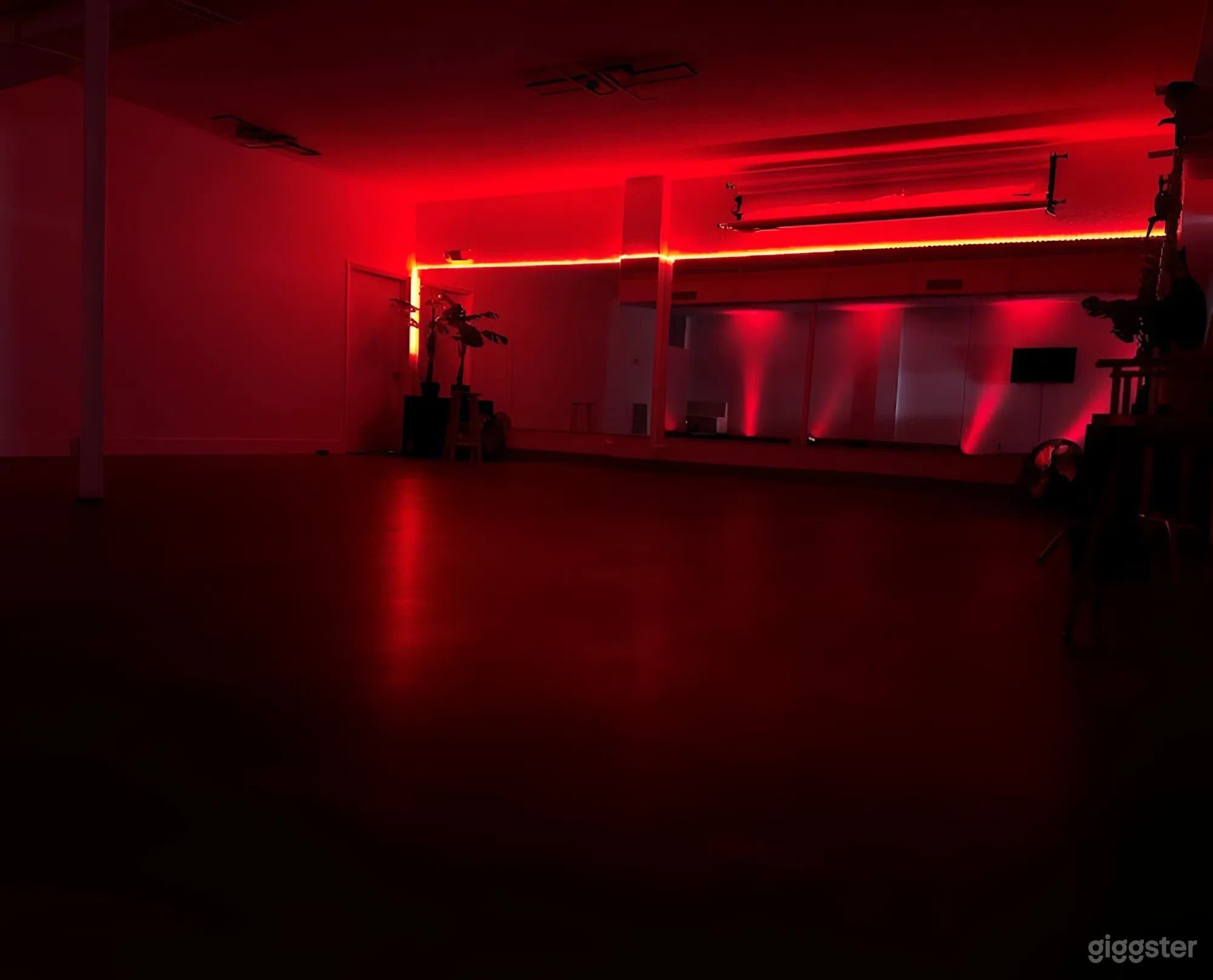 Private Dance &amp; Content Studio with Mirrors, LED Lights &amp; PA Photo 4