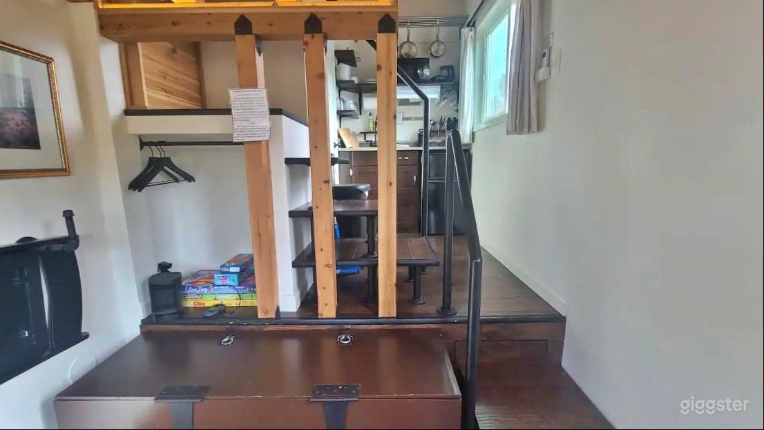 Tiny Emerald House in Rural Farm Photo 4