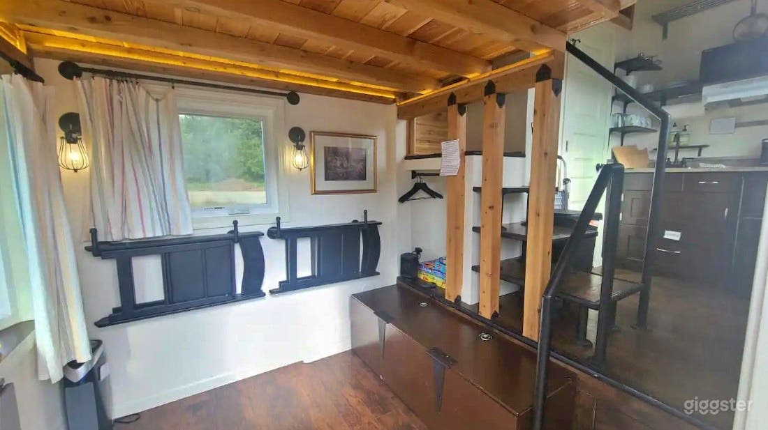 Tiny Emerald House in Rural Farm Photo 2