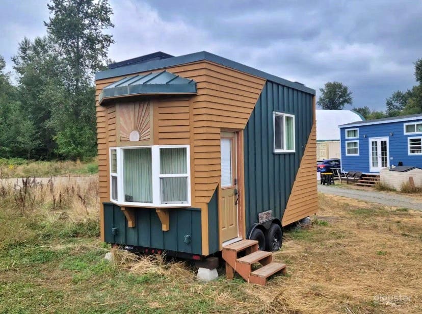 Tiny Emerald House in Rural Farm Photo 1