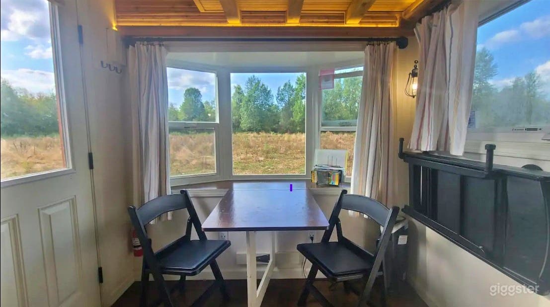 Tiny Emerald House in Rural Farm Photo 3