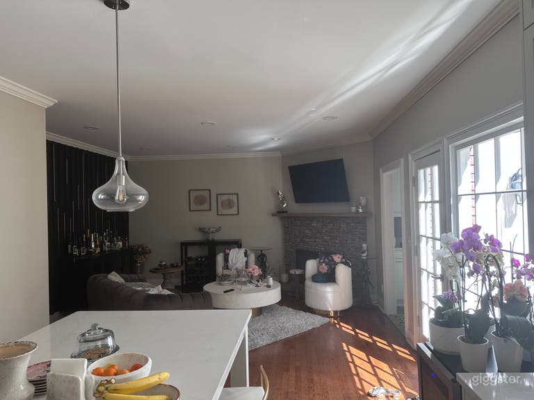  sitting area next to the kitchen 