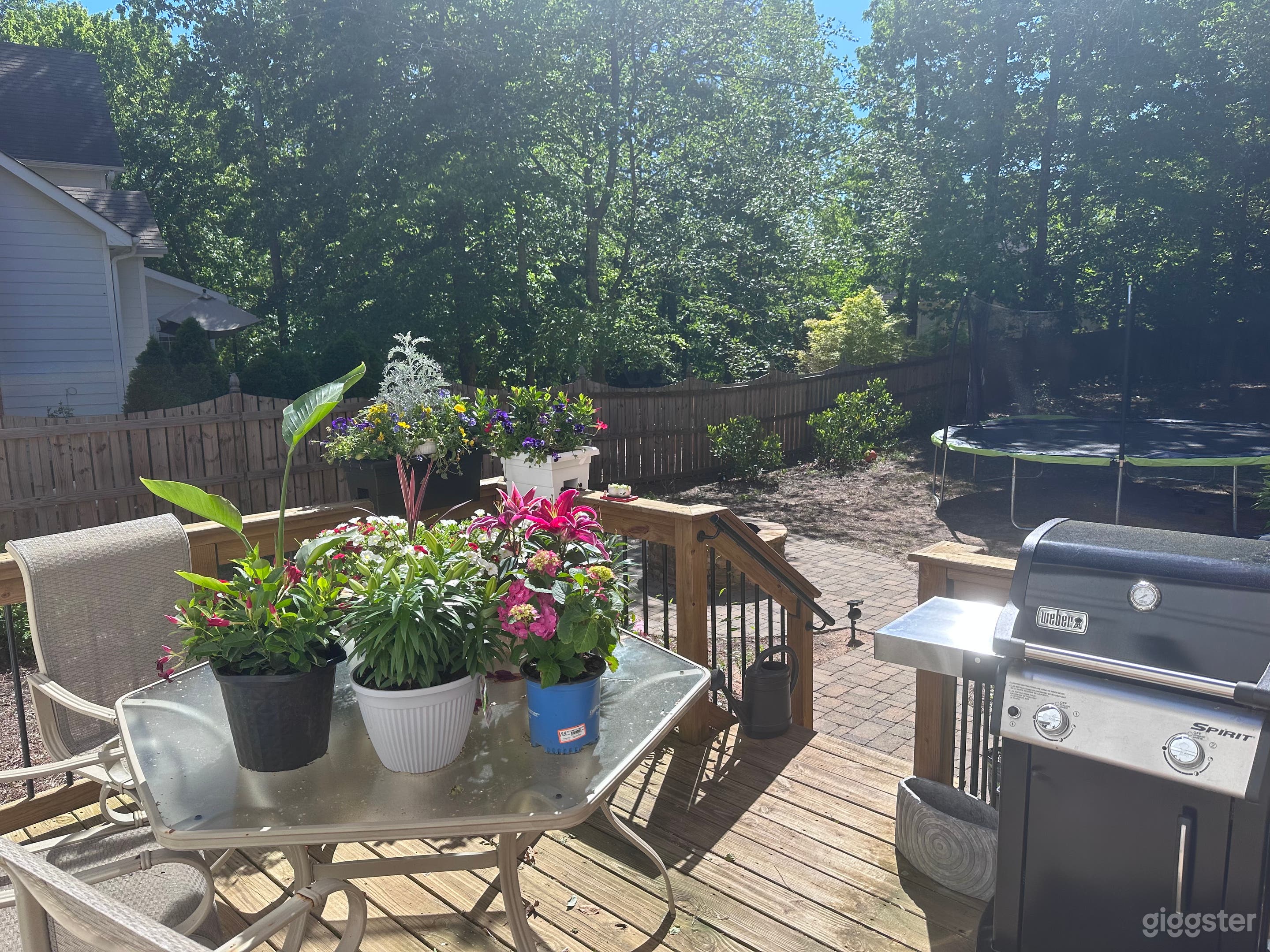 outdoor sitting area next to the kitchen