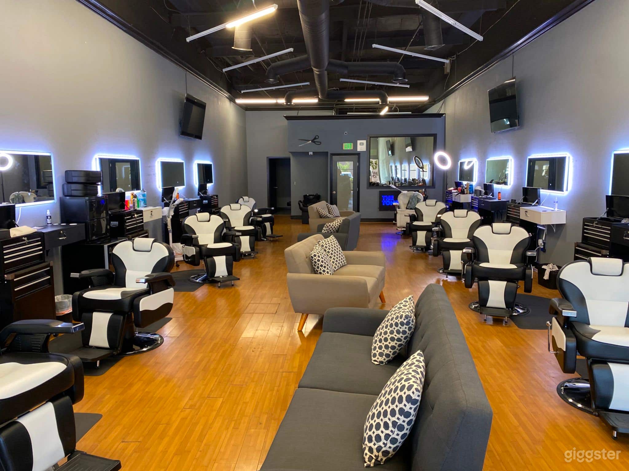 Spacious Commercial Barbershop Space locked in the Heart of Northridge California Photo 1
