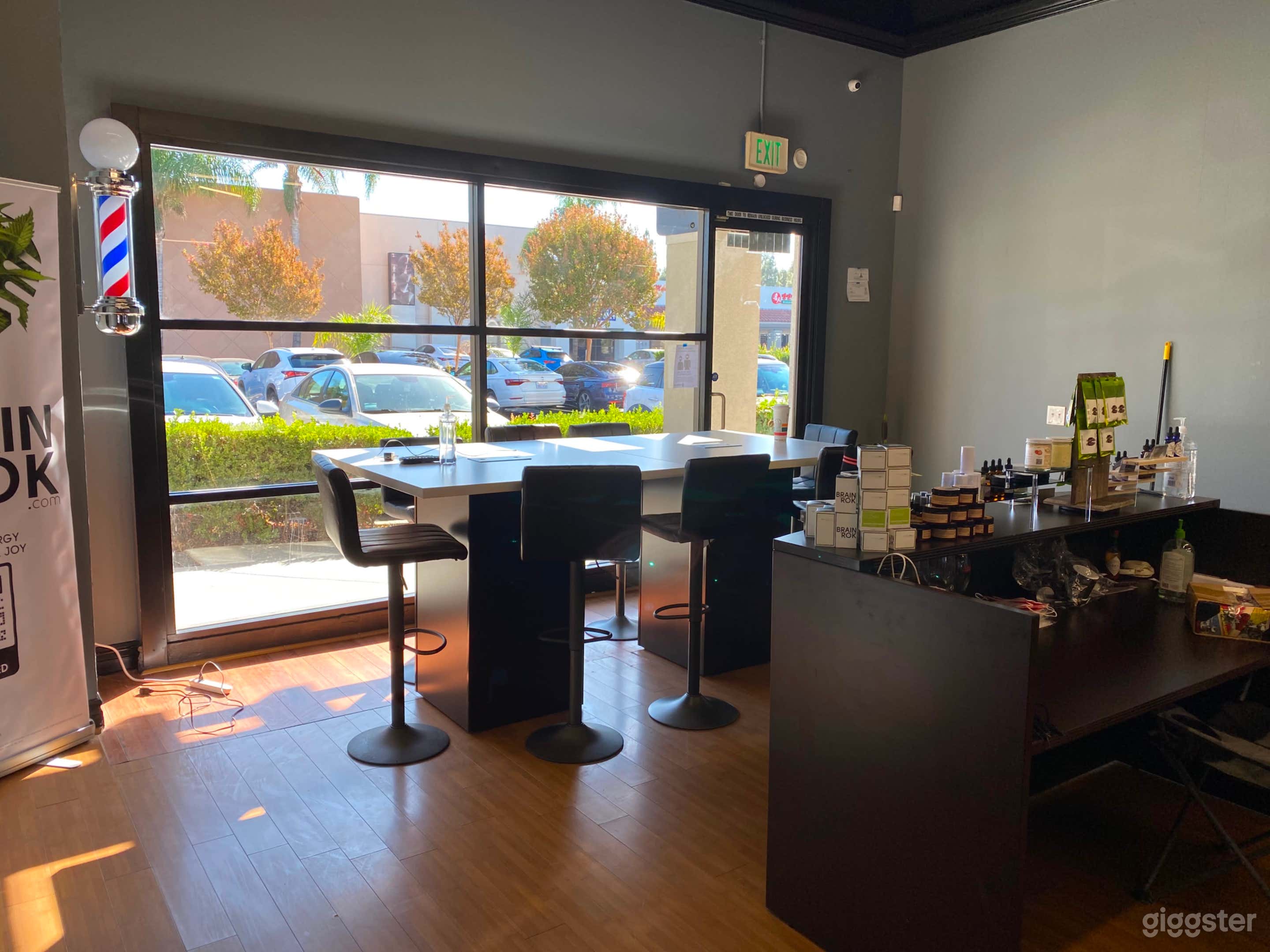 Spacious Commercial Barbershop Space locked in the Heart of Northridge California Photo 3