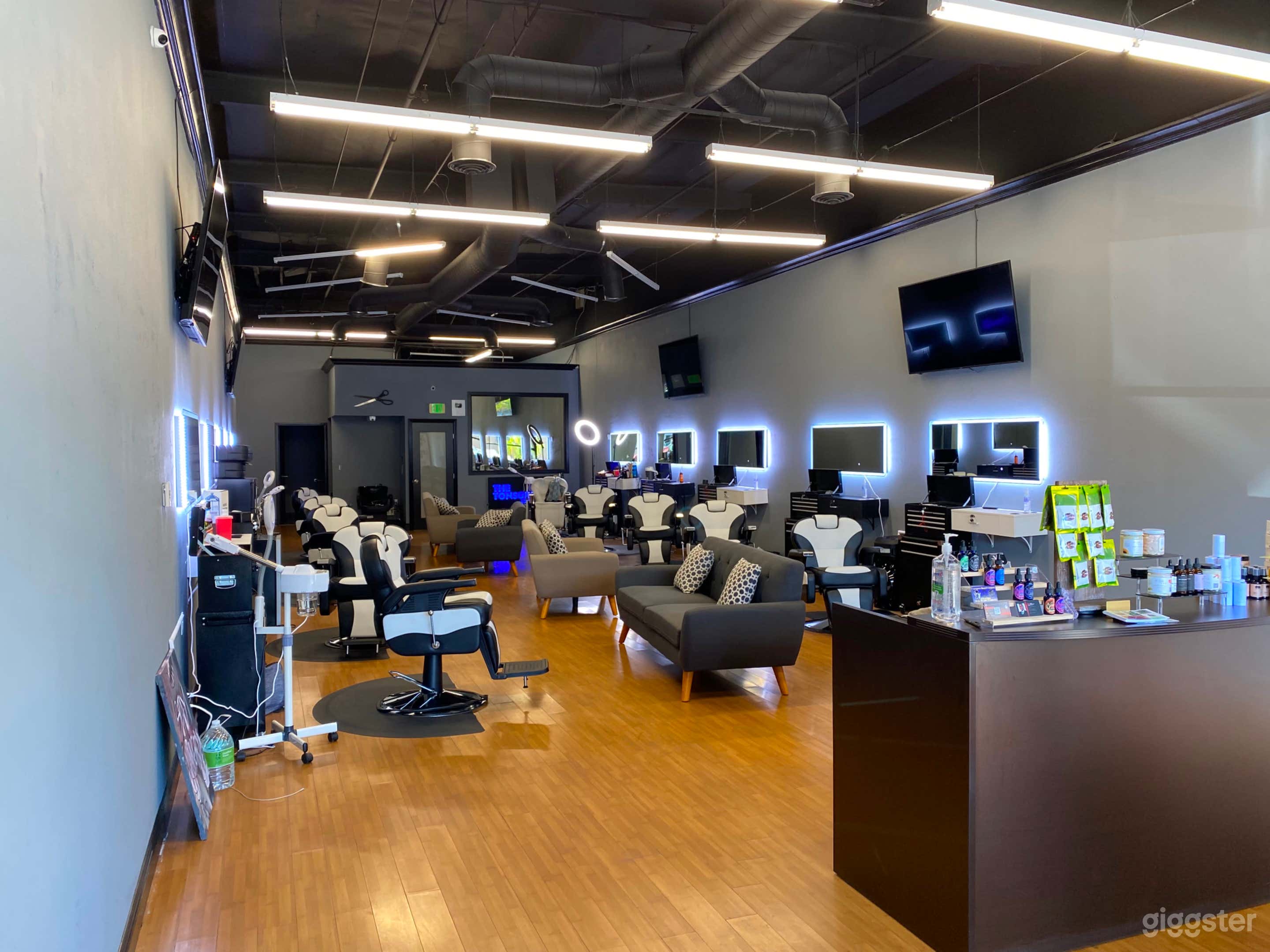 Spacious Commercial Barbershop Space locked in the Heart of Northridge California Photo 4