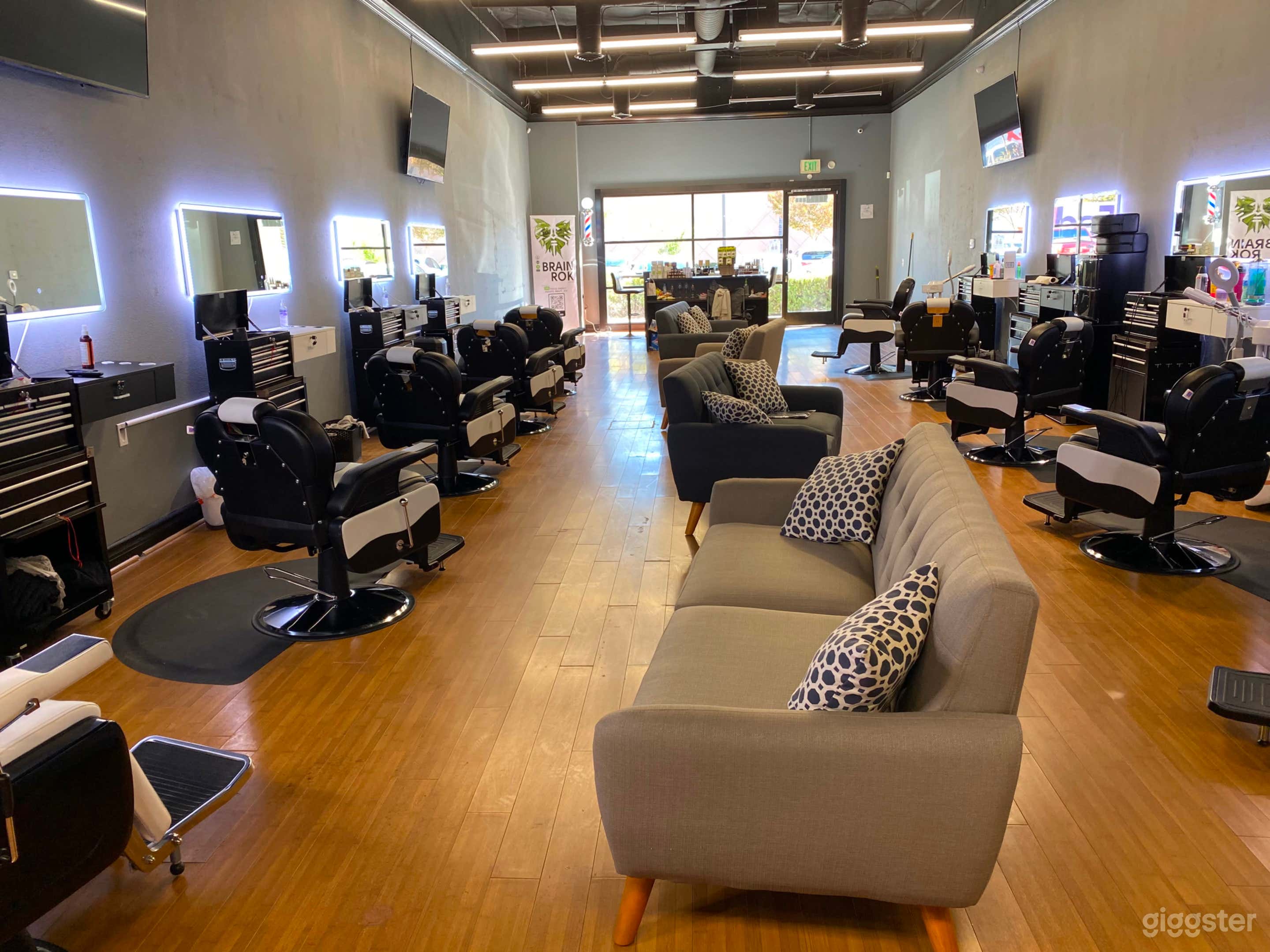 Spacious Commercial Barbershop Space locked in the Heart of Northridge California Photo 2