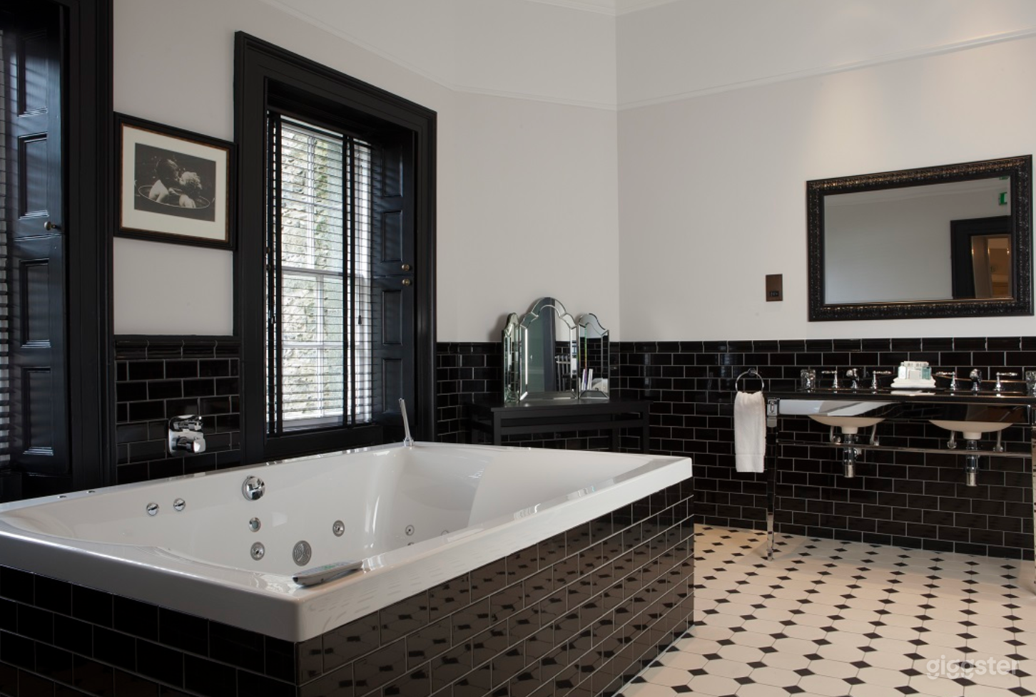 Luxury Stables Suite Photo 3