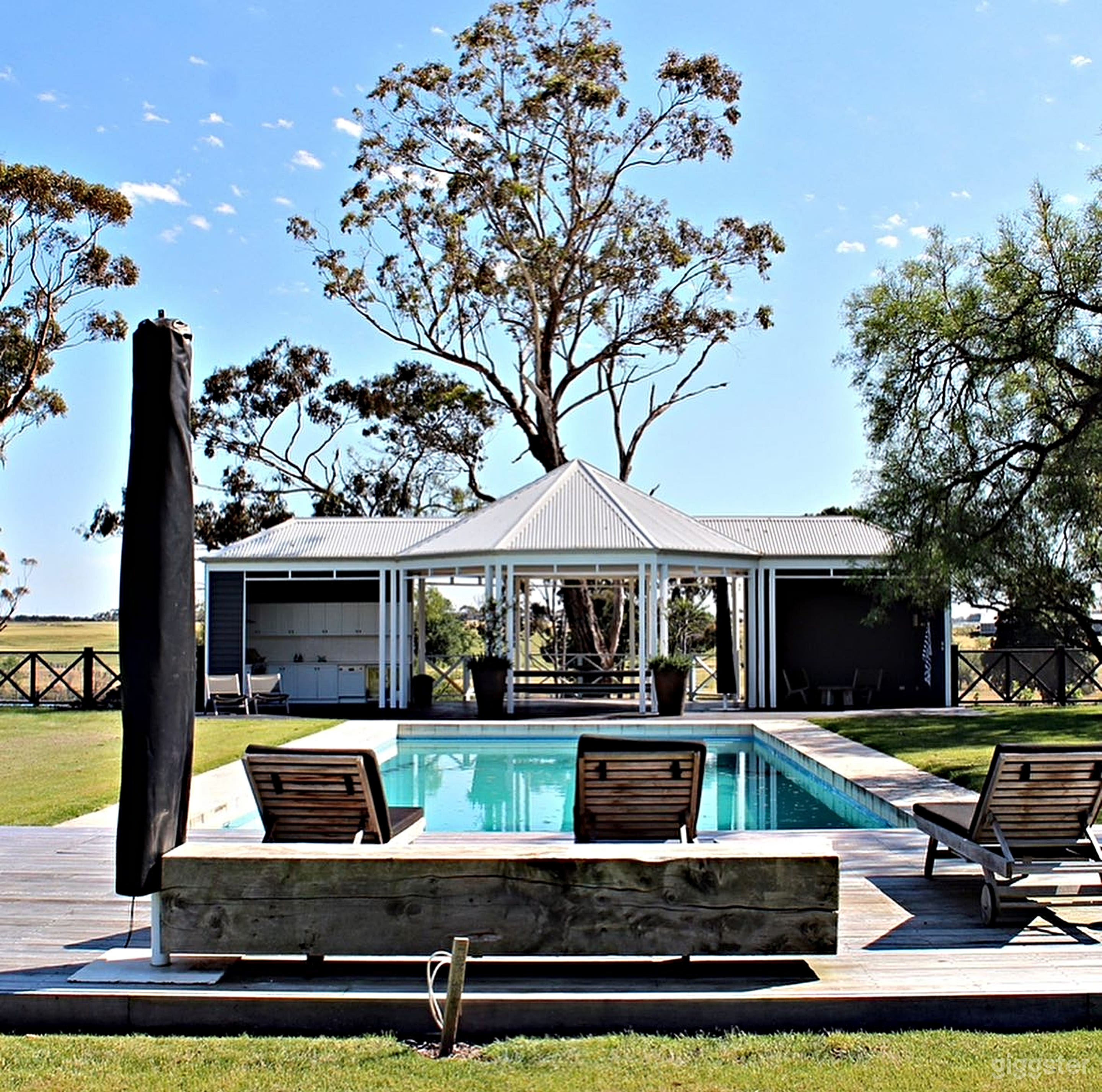 Stunning Outdoor Swimming Pool Venue Photo 3