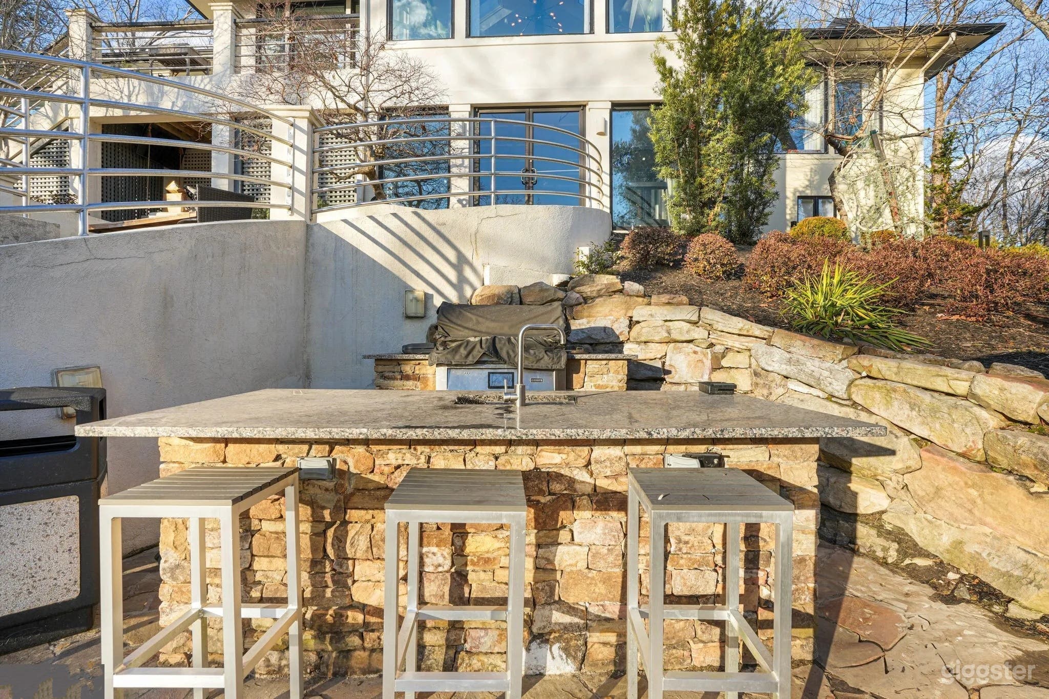 LA-type Mansion Pool Photo 4