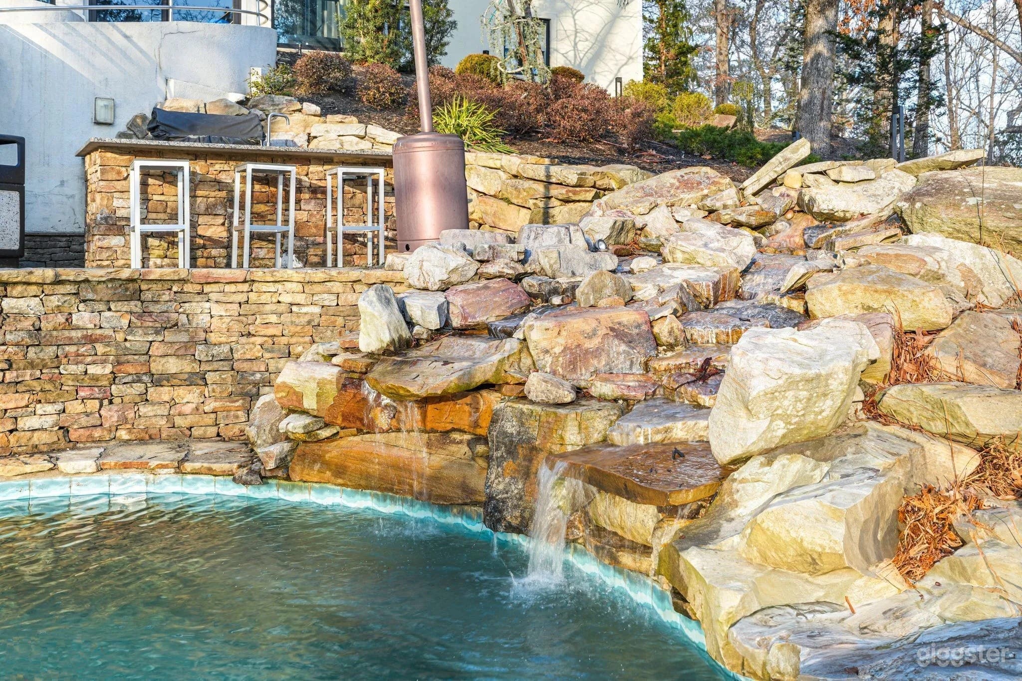 LA-type Mansion Pool Photo 3