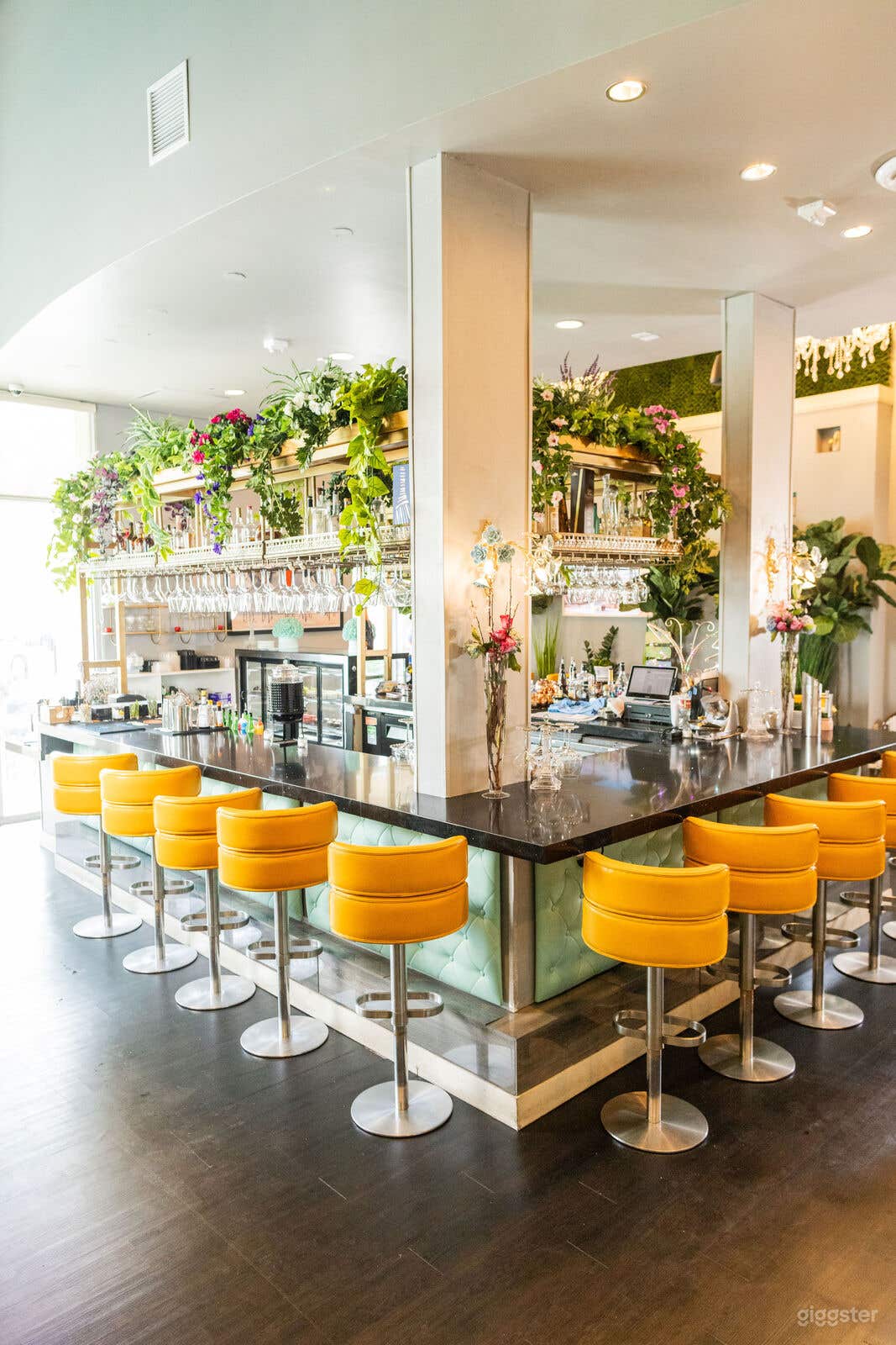 Beautiful Parisienne French Bistro Photo 3