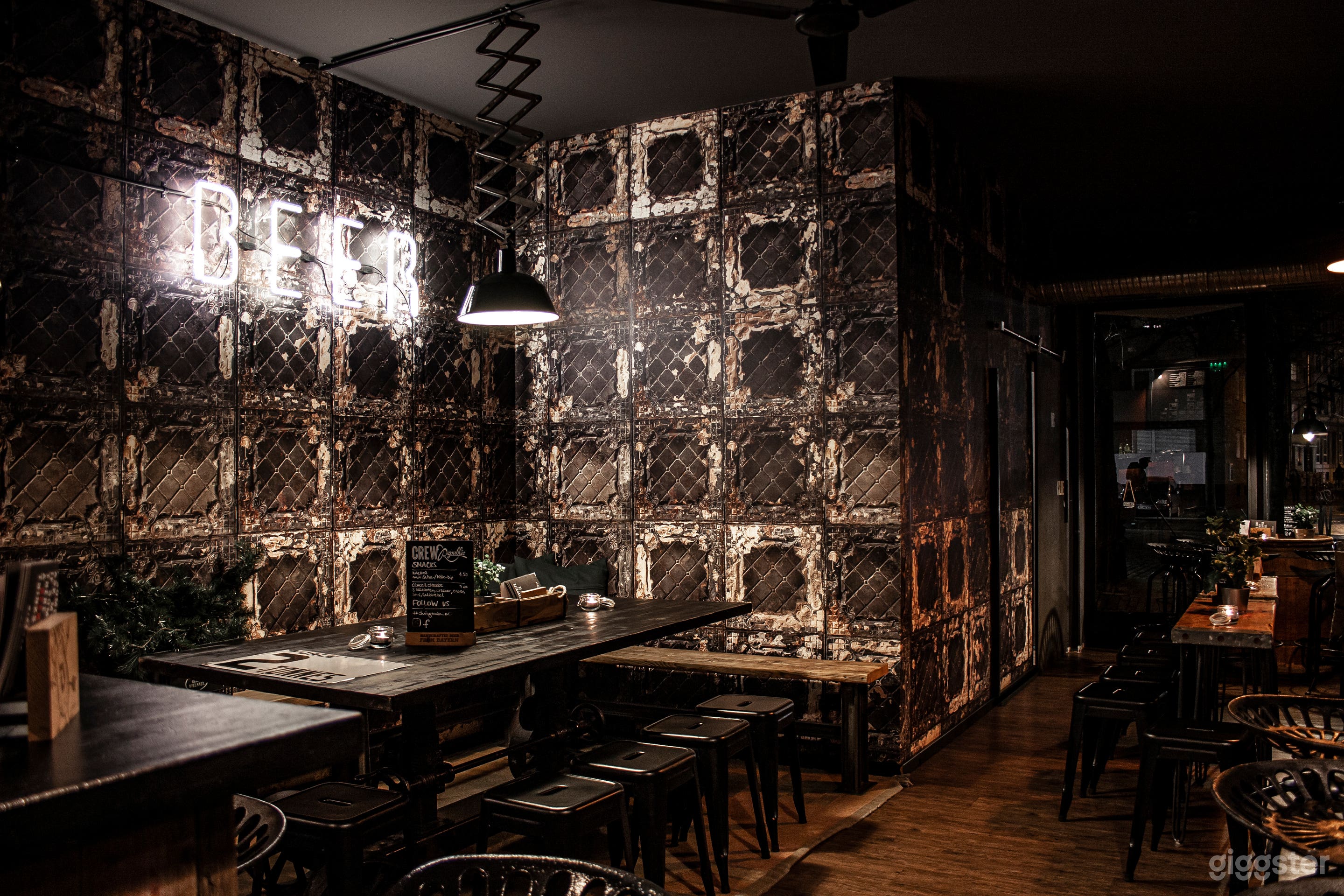 Unser größter Tisch vor Brooklyn Tiles Tapete von NLXL