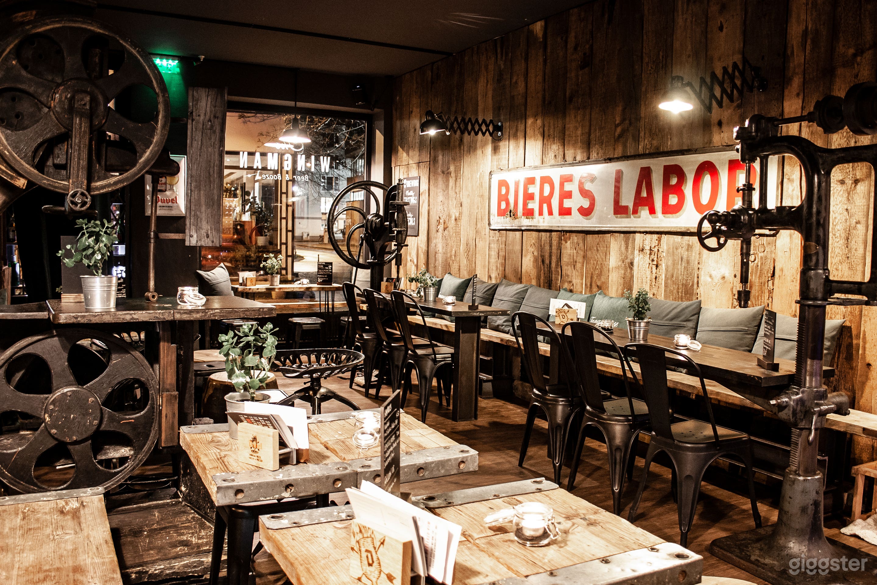 Gastraum vorne mit Standbohrern und Bandsäge